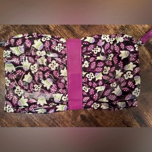 RETIRED: Vera Bradley | Ladies Concert Crossbody Plum Petals Frill handbag. - Picture 2 of 16